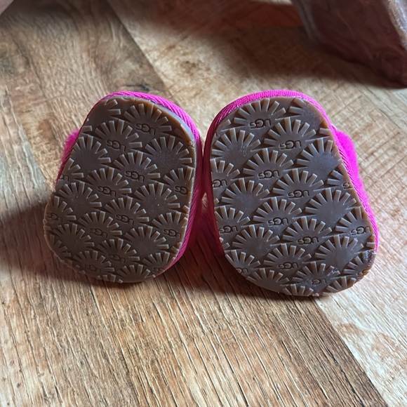 0/1 New Baby Ugg Sandals - Picture 5 of 6